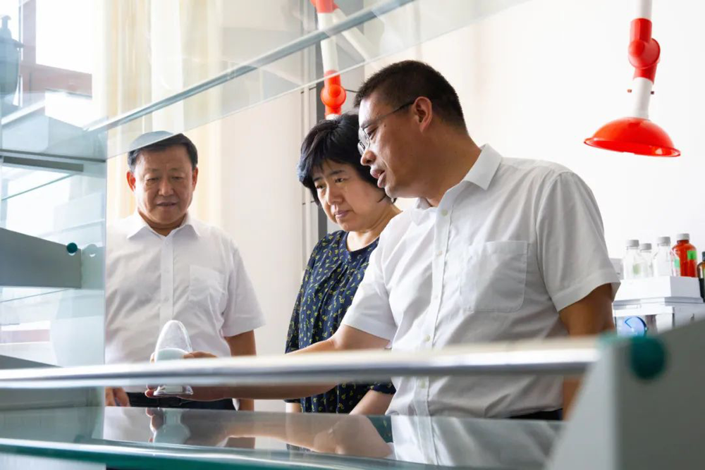 朱建民接待辽阳市委书记白英到win必赢药业调研.png